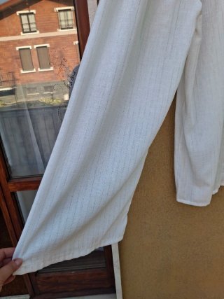 Pantaloni bianchi morbidi con righe argentate