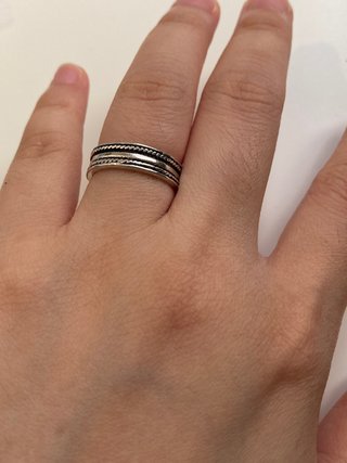 Anillo plateado con diseño trenzado