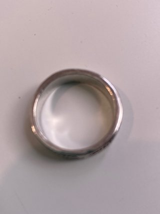 Anillo plateado con diseño trenzado