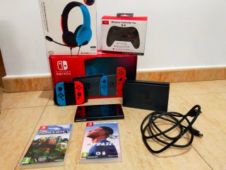 Nintendo Switch + 2 controller + Cuffie + 2 giochi