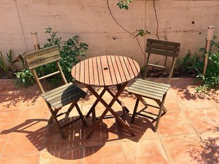 Conjunto de dos sillas y una mesa para exteriores