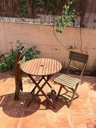 Conjunto de dos sillas y una mesa para exteriores