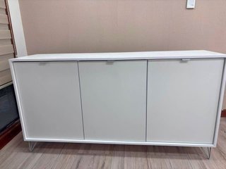 Organizador blanco de plástico y madera