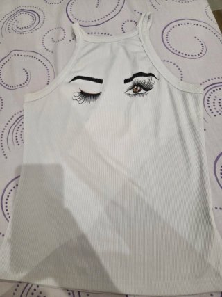 Camiseta blanca con diseño de ojos