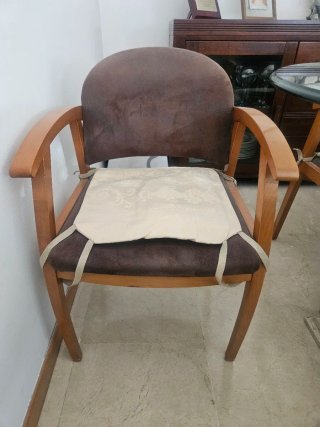 Seis Sillones de Tela y Madera