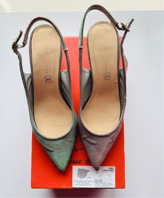 Zapatos de tacón plateados de piel