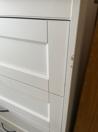 Cómoda blanca de madera