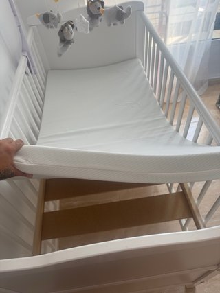 Cuna de madera blanca + colchón (como nueva)