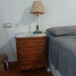 Mesitas de noche de madera con mármol y lamparilla