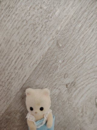Gato bebé Sylvanian con cuna