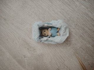 Gato bebé Sylvanian con cuna