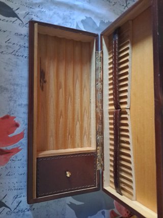 Caja tabaquera antigua de madera y piel