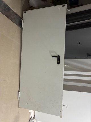 Puerta metálica abatible 206x87cm con cerradura