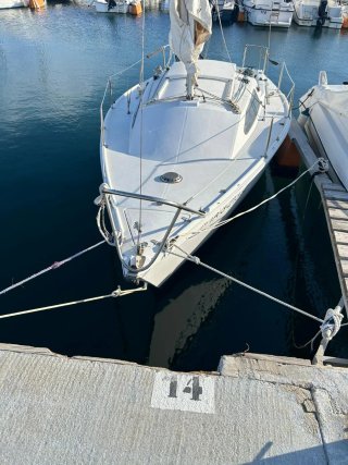 Velero blanco en puerto