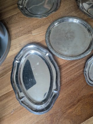Bandejas de metal efecto plateado.
