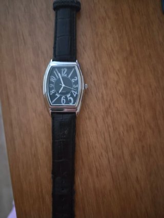 Reloj de pulsera plateado y negro