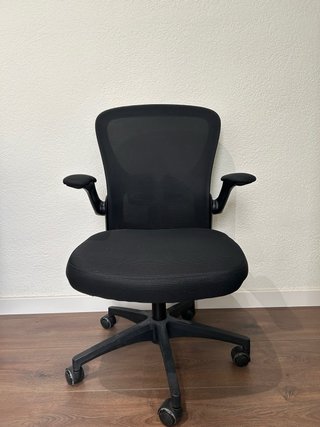 Silla de escritorio ergonómica negra de malla.