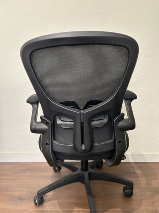 Silla de escritorio ergonómica negra de malla.