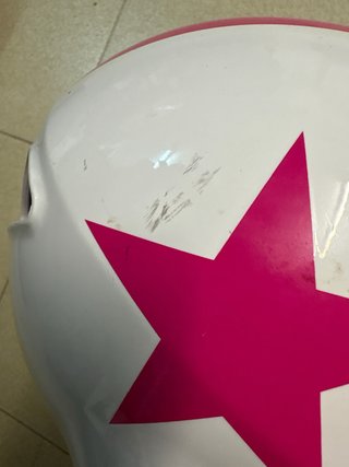 Casco infantil estrellas y rayas blanco y rosa