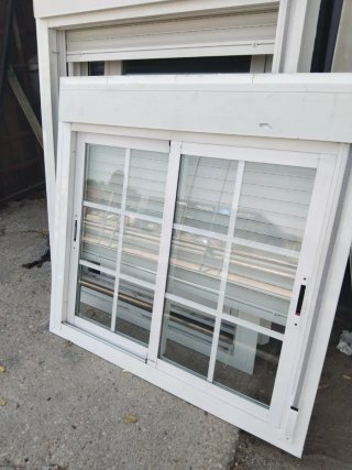 Ventana corredera blanca con persiana