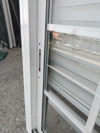 Ventana corredera blanca con persiana