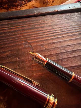 Bolígrafo Montblanc Burdeos y Oro