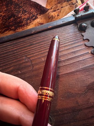Bolígrafo Montblanc Burdeos y Oro