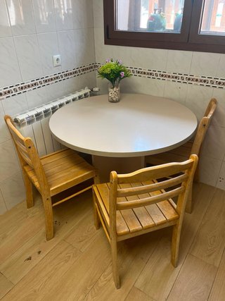 Mesa redonda de comedor con 3 sillas