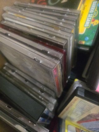 LOTE DVD Y CDS VARIADOS MAS DE 200 UNIDADES