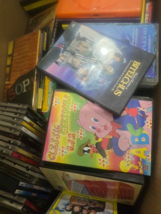 LOTE DVD Y CDS VARIADOS MAS DE 200 UNIDADES