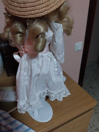 Muñeca de porcelana con sombrero