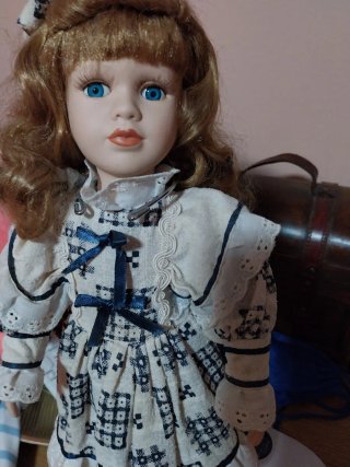 Muñeca de porcelana con sombrero