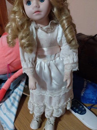 Muñeca de porcelana con sombrero