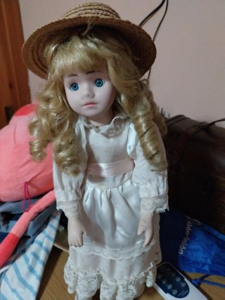 Muñeca de porcelana con sombrero