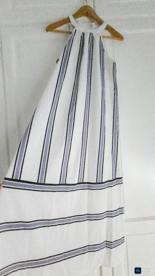 Vestido de rayas blanco y azul con cuello halter