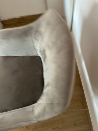 Silla de terciopelo gris con patas de madera