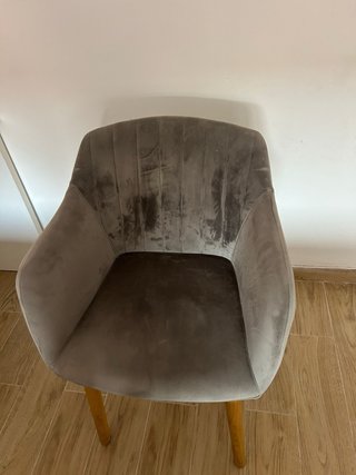 Silla de terciopelo gris con patas de madera