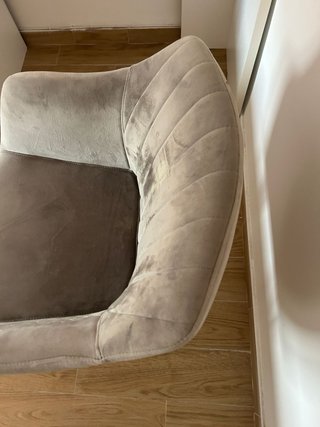 Silla de terciopelo gris con patas de madera