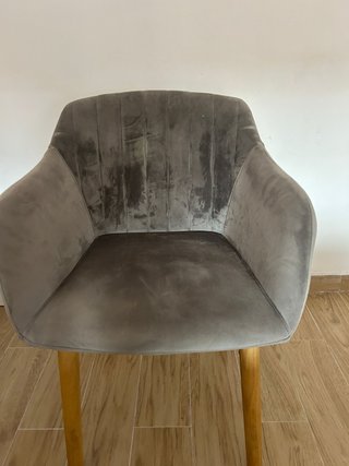 Silla de terciopelo gris con patas de madera