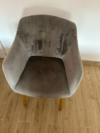 Silla de terciopelo gris con patas de madera