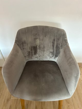 Silla de terciopelo gris con patas de madera