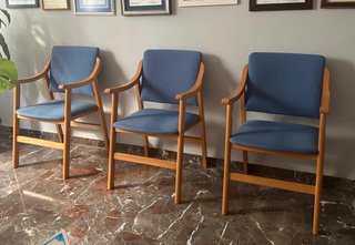 Sillas de comedor y mesa auxiliar. 35€ unidad.