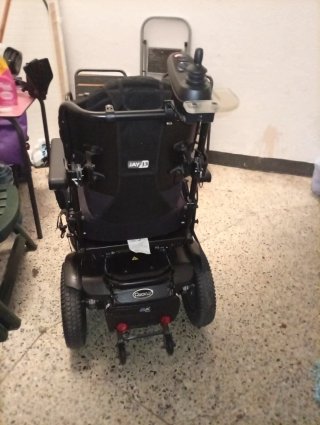 Silla de ruedas eléctrica practicamente nueva