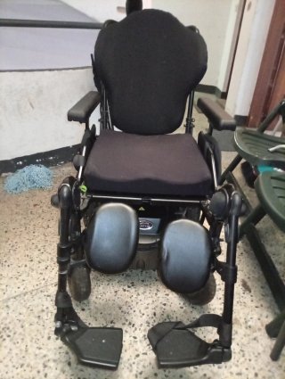 Silla de ruedas eléctrica practicamente nueva