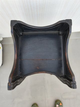 Mesilla antigua de madera oscura