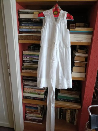 Abito bianco con fascia/fiocco in vita