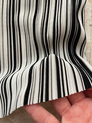Top Bershka rayas blanco y negro Talla XS