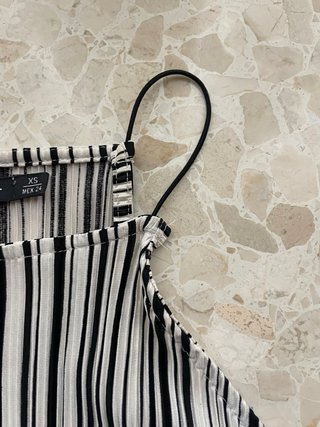 Top Bershka rayas blanco y negro Talla XS