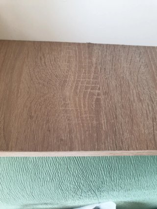 Estantería de madera color beige y marrón