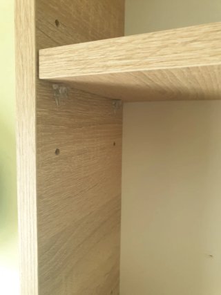 Estantería de madera color beige y marrón